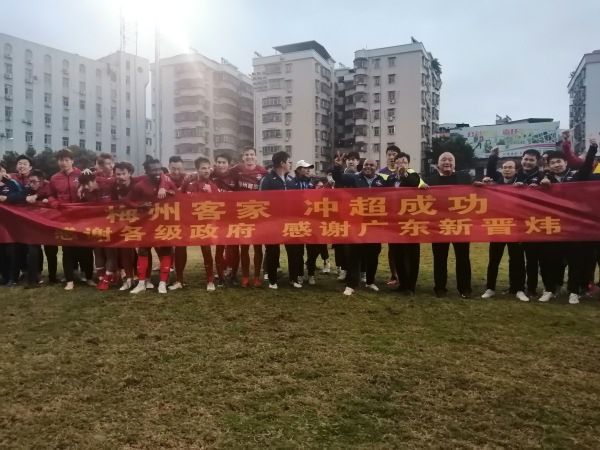 全场黑了五秒钟之后，舞台上的大荧幕忽然亮了起来。